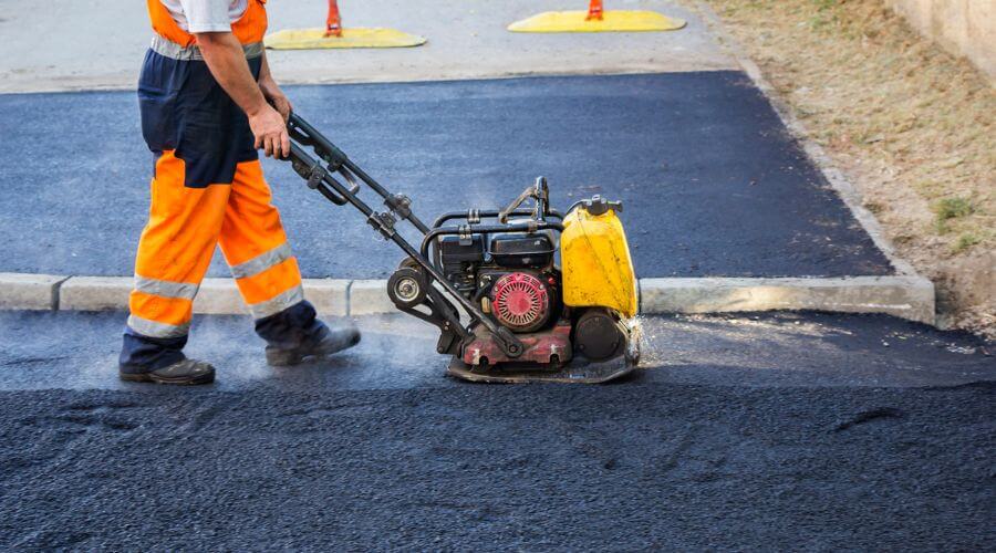 Professional gutter cleaning in Brandeis, CA